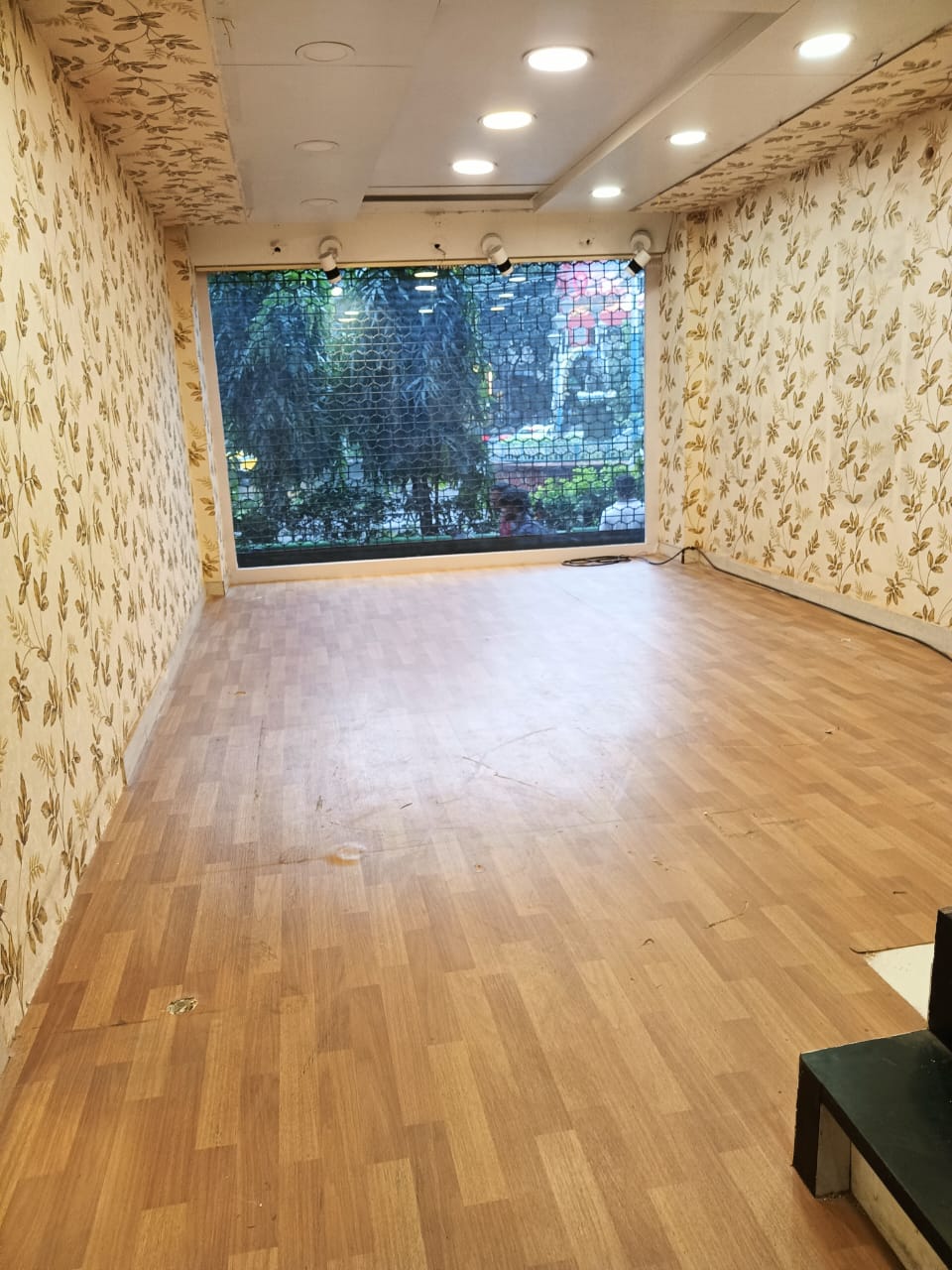 305 sqft Showroom for Rent Only in Park Street area