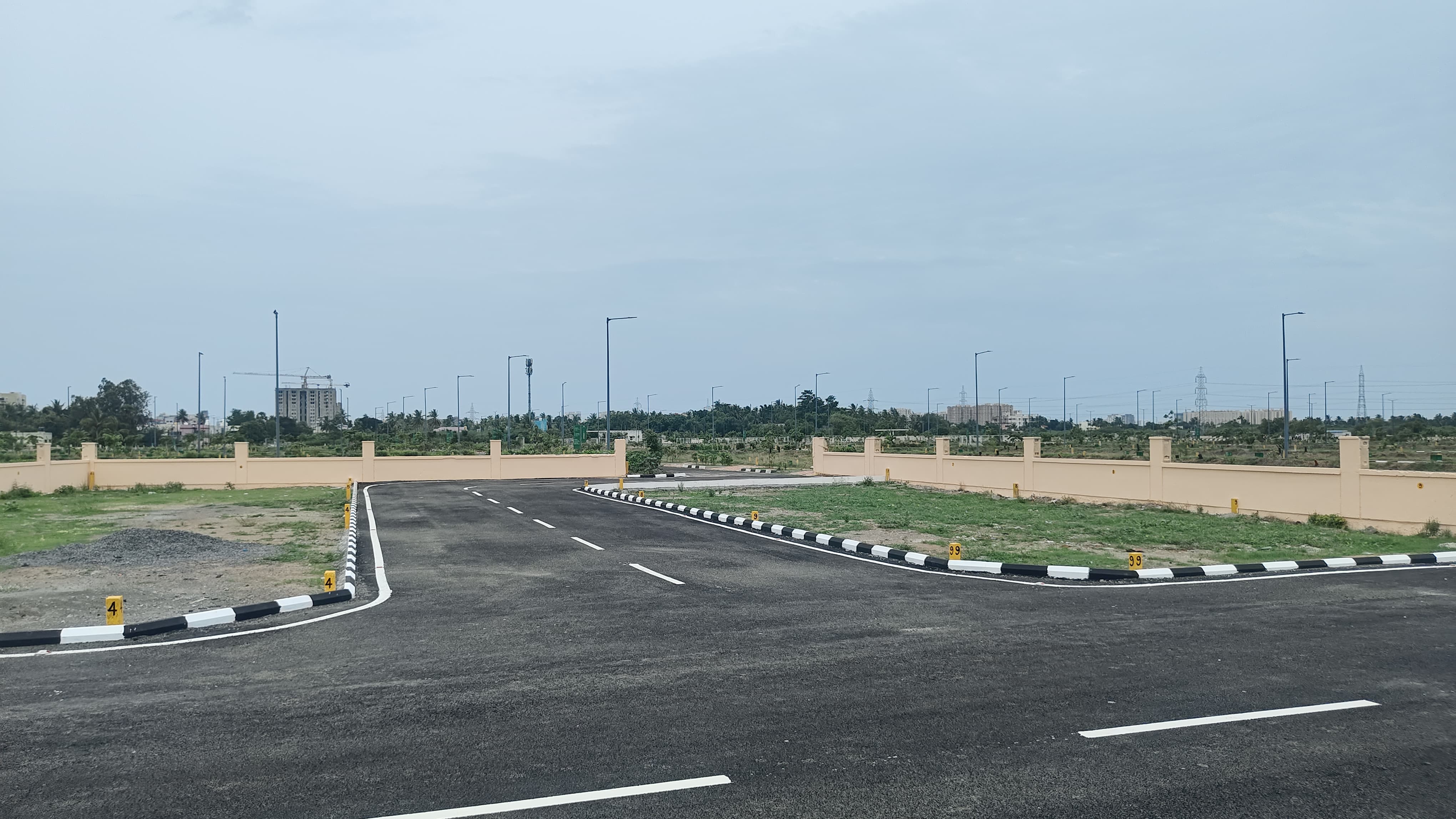 999 sqft Plots & Land for Sale in Siruseri