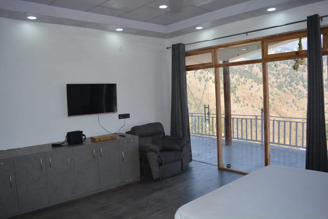 25000 sqft Commercial Restaurant/Bar/Hotel for Sale in Barkot