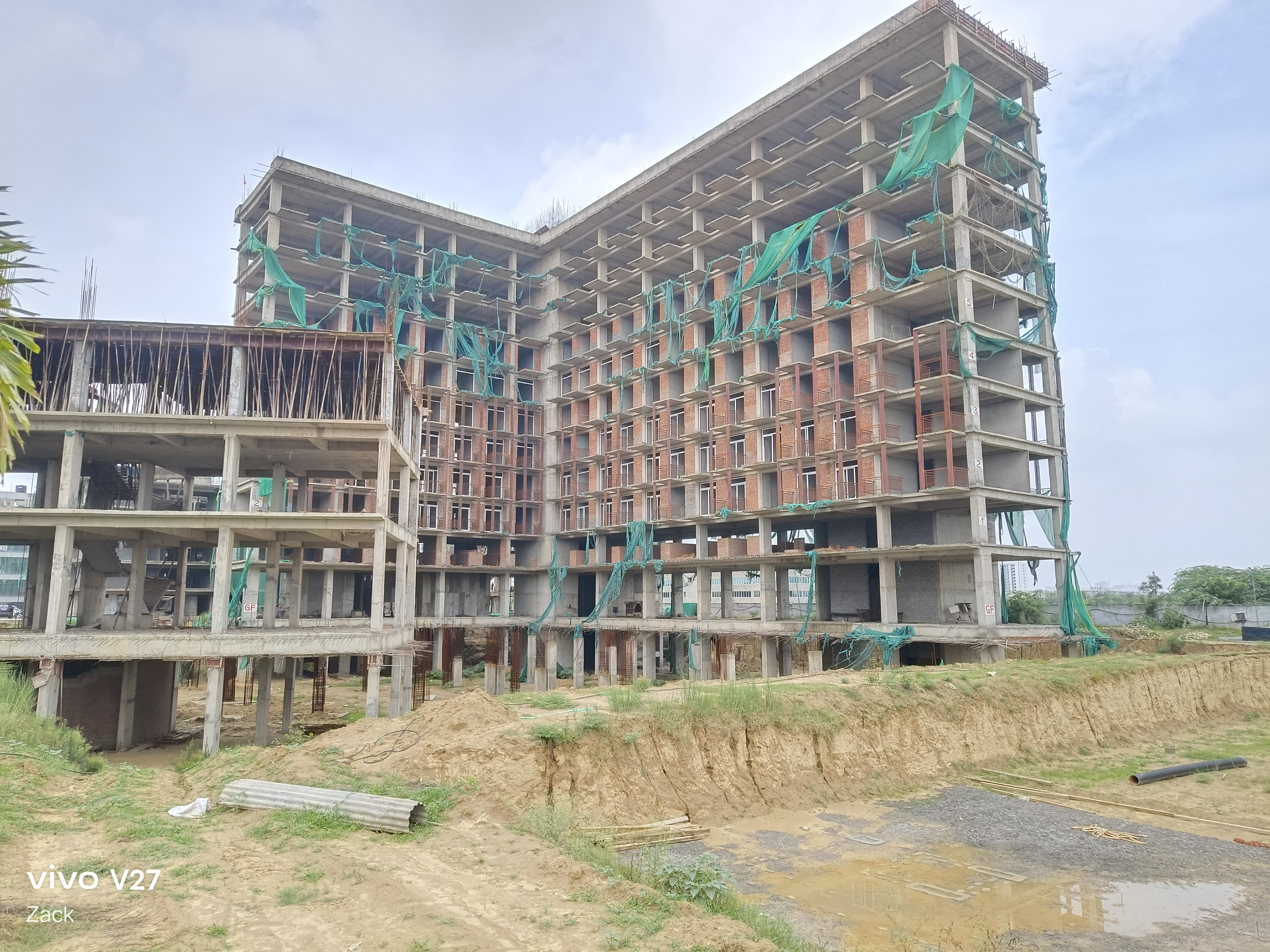 425 sqft Office Space for Resale in Tusiana Village