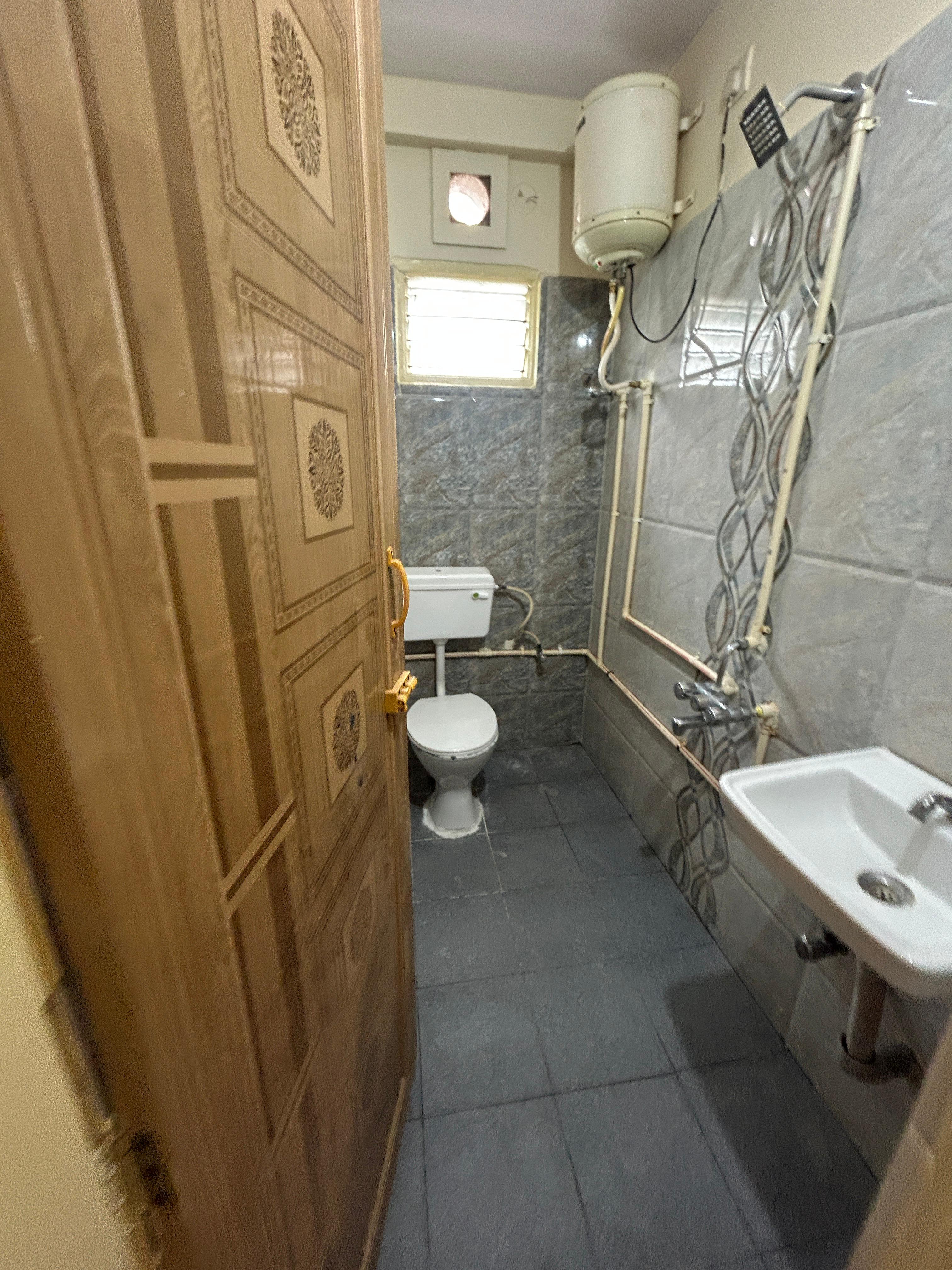 2 BHK Builder Floor for Lease Only at I065 - 10 Lakhs in Bellandur